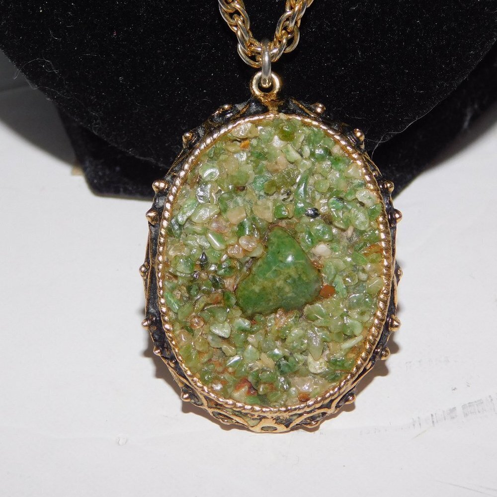Vintage 70's Jade Chip Pendant Necklace pebble Oval Gold Tone 1.75"